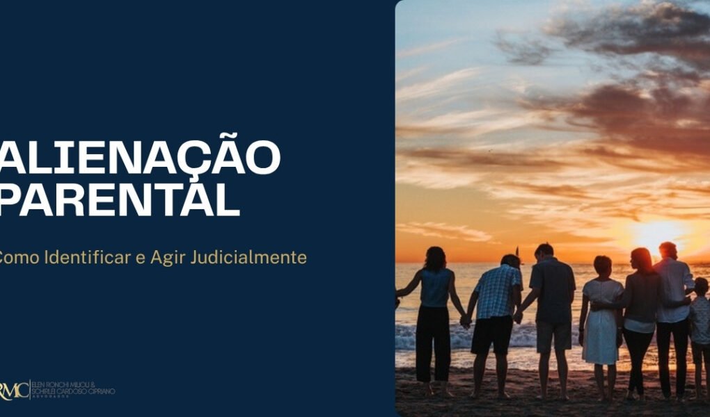 Silhueta de família ao pôr do sol com título Alienação Parental